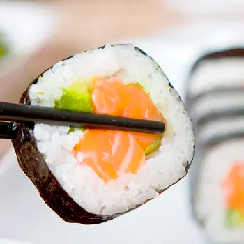 Préparation de sushi avec le kit Suzooka